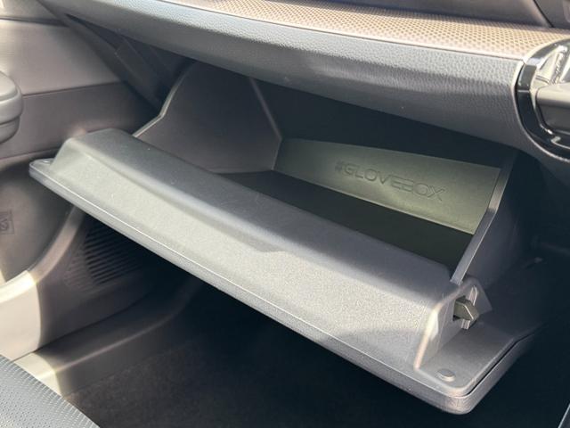 プリウス Z 12.3インチディスプレイ パノラマルーフ パノマミックビューモニター デジタルミラー 2.0ETC アドバンスドパーク 寒冷地 シートヒータークーラー トヨタチームメイト 置くだけ充電 AC100(54枚目)