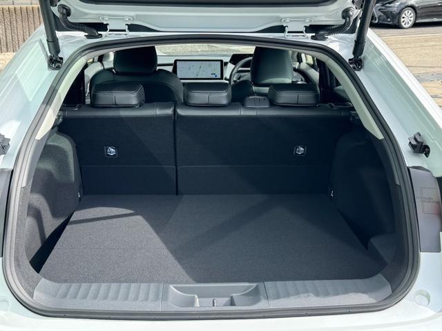 プリウス Z 12.3インチディスプレイ パノラマルーフ パノマミックビューモニター デジタルミラー 2.0ETC アドバンスドパーク 寒冷地 シートヒータークーラー トヨタチームメイト 置くだけ充電 AC100(66枚目)
