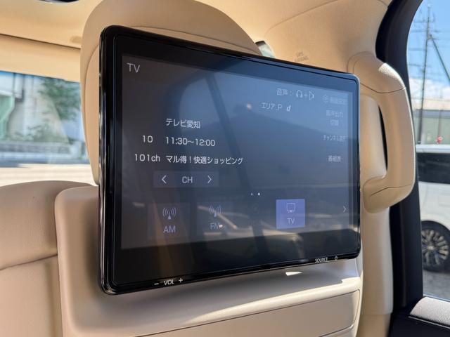 メーカーオプションにて、リヤシートエンターテインメントシステム付き☆フロントシートバック左右に、高精細１１．６型ディスプレイになっております！