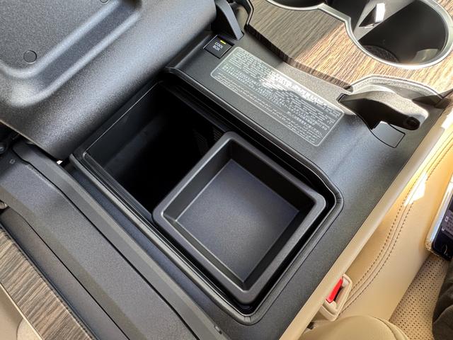 メーカーオプションにて、クールボックス☆いつでも冷たい飲み物を。センターコンソールボックス内に設置する保冷庫です。ペットボトル飲料などを保冷することができます