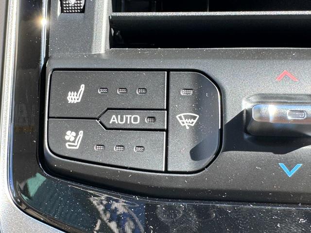 メーカーオプションにて、寒冷地仕様になっております☆運転席から押しやすいエアコンのところについております☆