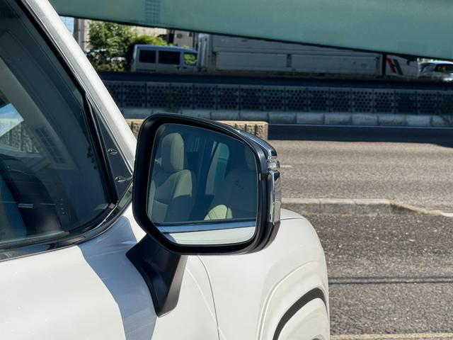 ＢＳＭ付き☆車線変更時の危険を察知します☆走行中、ドアミラーでは確認しにくい後側方エリアに存在する車両に加えて、隣接する車線の最大約７０ｍ後方までモニターし、急接近してくる車両も検知します。