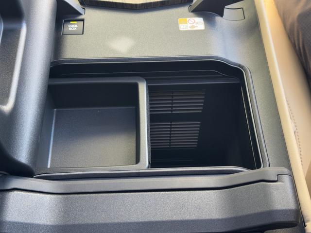 メーカーオプションにて、クールボックス☆いつでも冷たい飲み物を。センターコンソールボックス内に設置する保冷庫です。ペットボトル飲料などを保冷することができます