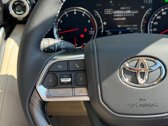 マルチインフォメーションディスプレイ内の表示切替や運転支援機能、オーディオなどの操作をステアリングから手を放さずに行うことができ、運転に集中できます。