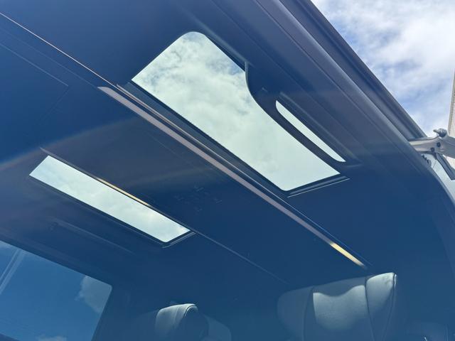 メーカーオプションにて、左右独立ムーンルーフ☆電動シェード＆挟み込み防止機能付き☆スーパーロングオーバーヘッドコンソールに合わせて、ムーンルーフがついており、快適にドライブを楽しんでいただけます☆