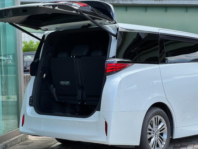 ラゲージルームランプが３個ついており、バックドア連動しております☆夜間でも荷物の入れ替え可能です☆