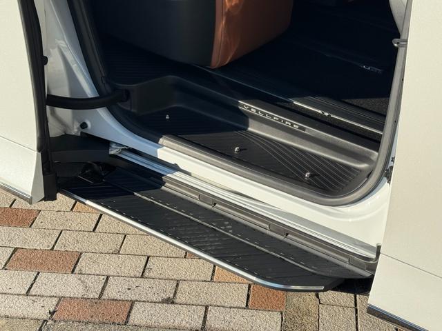 ヴェルファイアハイブリッド Ｚ　プレミア　左右独立ムーンルーフ　ＪＢＬサウンド　　デジタルインナーミラー　１４インチフリップダウンモニター　寒冷地　純正ナビ　パノラミックビュー　ステップ　ブラウン内装　トヨタチームメイト　ＡＣ１００Ｖ　ＨＵＤ（16枚目）