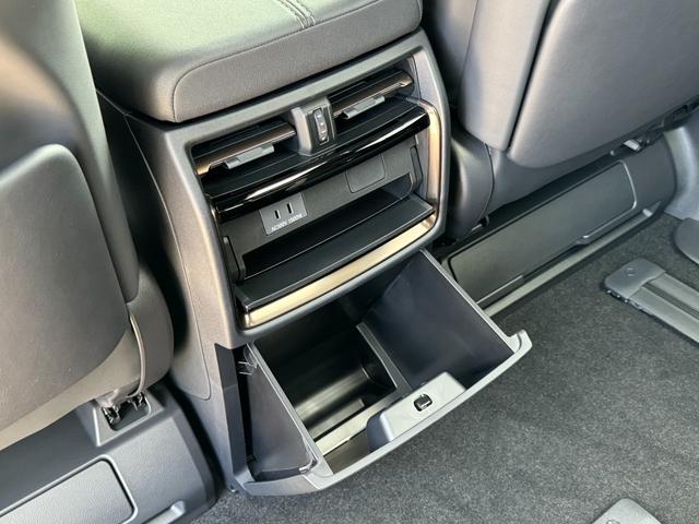 アルファードハイブリッド Ｚ　純正１４インチコネクトナビ　１３．２型有機ＥＬ後席ディスプレイ　パノラミックビューモニター　トヨタチームメイト　デジタルインナーミラー　ヘッドアップディスプレイ　　２．０ＥＴＣ　Ｄミラー　スペアタイヤ（61枚目）