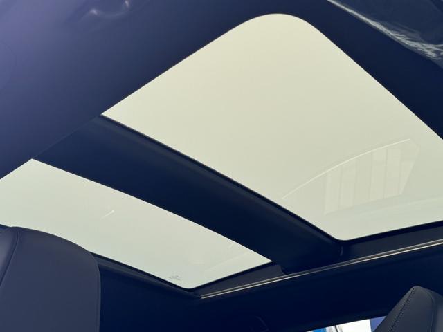 ハリアーハイブリッド Z レザーパッケージ・ナイトシェード 調光パノラマルーフ JBL 寒冷地仕様 デジタルインナーミラー 全周囲カメラ 12.3インチナビゲーション ヘッドアップカラーディスプレイ パワーバックドア ナイトシェード専用19インチAW(7枚目)