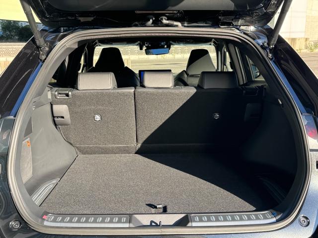 ハリアーハイブリッド Ｚ　レザーパッケージ・ナイトシェード　調光パノラマルーフ　ＪＢＬ　　寒冷地仕様　デジタルインナーミラー　全周囲カメラ　１２．３インチナビゲーション　ヘッドアップカラーディスプレイ　パワーバックドア　ナイトシェード専用１９インチＡＷ（26枚目）