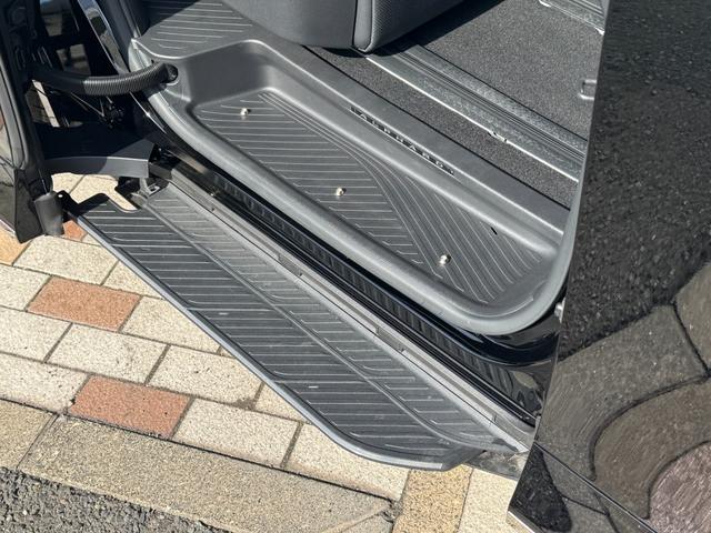 アルファードハイブリッド Ｚ　左右独立式ムーンルーフ　純正１４インチコネクトナビ　デジタルインナーミラー　パノラミックビューモニター　１３．２インチフリップダウンモニター　トヨタチームメイト　ステップ　２．０ＥＴＣ　ＢＳＭ（17枚目）