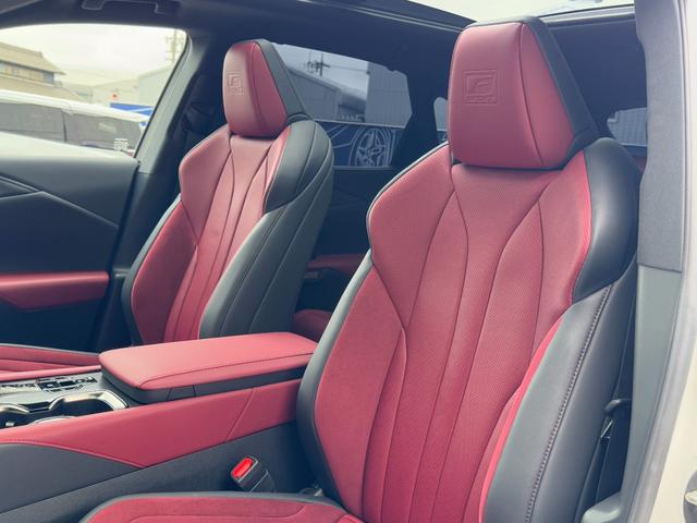 専用本革　ウルトラスエード・スポーツシート（運転席ポジションメモリー／運転席・助手席ベンチレーション機能付）