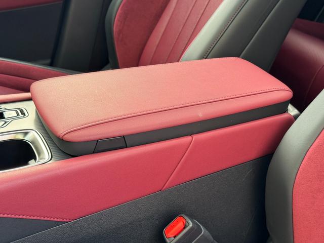 センターコンソールＢＯＸ内部☆彡大容量の収納が可能！！