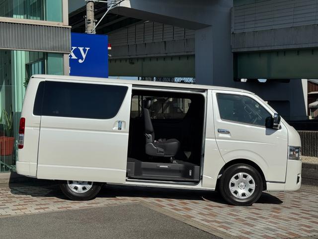 ハイエースバン スーパーGLダークプライムS 両側パワースライドドア スカッフプレート パノラミックビュー 電動ドアミラー ハーフレザーシート LEDヘッドライト LEDフォグランプ トヨタセーフティセンス AC100V プッシュスタート(22枚目)