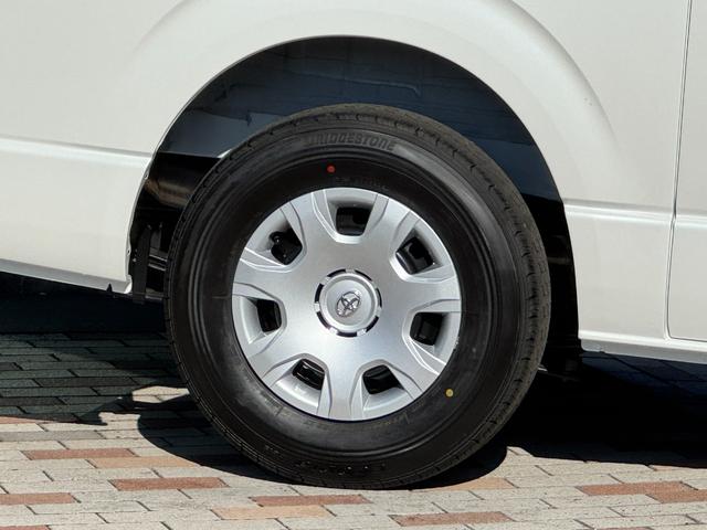 ハイエースバン スーパーGLダークプライムS 両側パワースライドドア スカッフプレート パノラミックビュー 電動ドアミラー ハーフレザーシート LEDヘッドライト LEDフォグランプ トヨタセーフティセンス AC100V プッシュスタート(23枚目)