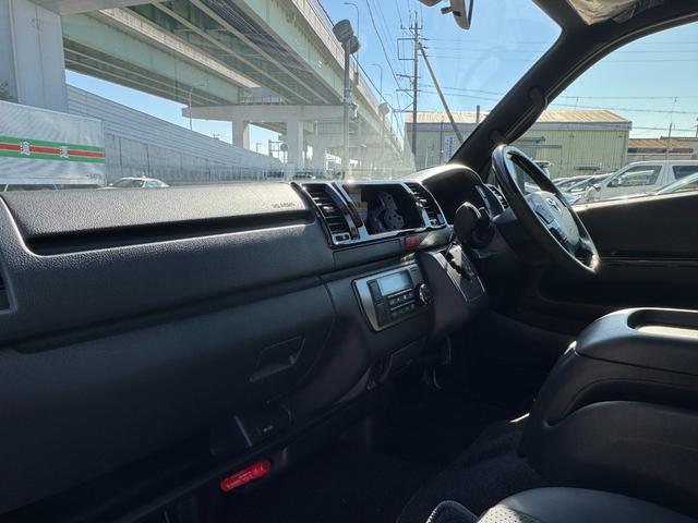 ハイエースバン スーパーGLダークプライムS 両側パワースライドドア スカッフプレート パノラミックビュー 電動ドアミラー ハーフレザーシート LEDヘッドライト LEDフォグランプ トヨタセーフティセンス AC100V プッシュスタート(33枚目)