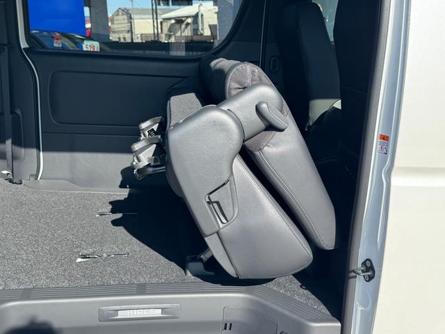 ハイエースバン スーパーGLダークプライムS 両側パワースライドドア スカッフプレート パノラミックビュー 電動ドアミラー ハーフレザーシート LEDヘッドライト LEDフォグランプ トヨタセーフティセンス AC100V プッシュスタート(57枚目)