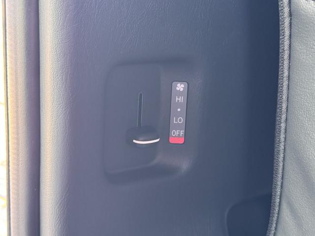 ハイエースバン スーパーGLダークプライムS 両側パワースライドドア スカッフプレート パノラミックビュー 電動ドアミラー ハーフレザーシート LEDヘッドライト LEDフォグランプ トヨタセーフティセンス AC100V プッシュスタート(63枚目)