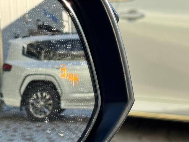 ハリアーハイブリッド Ｚ　レザーパッケージ・ナイトシェード　調光パノラマルーフ　ＪＢＬ　　寒冷地仕様　デジタルインナーミラー　全周囲カメラ　１２．３インチナビゲーション　ヘッドアップカラーディスプレイ　パワーバックドア　ナイトシェード専用１９インチＡＷ（11枚目）