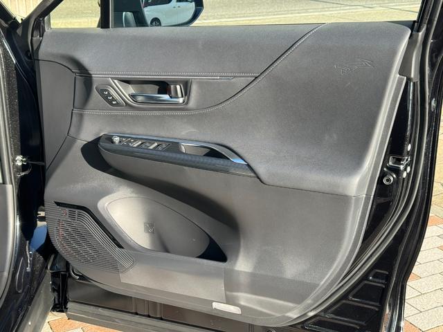 ハリアーハイブリッド Ｚ　レザーパッケージ・ナイトシェード　調光パノラマルーフ　ＪＢＬ　　寒冷地仕様　デジタルインナーミラー　全周囲カメラ　１２．３インチナビゲーション　ヘッドアップカラーディスプレイ　パワーバックドア　ナイトシェード専用１９インチＡＷ（31枚目）