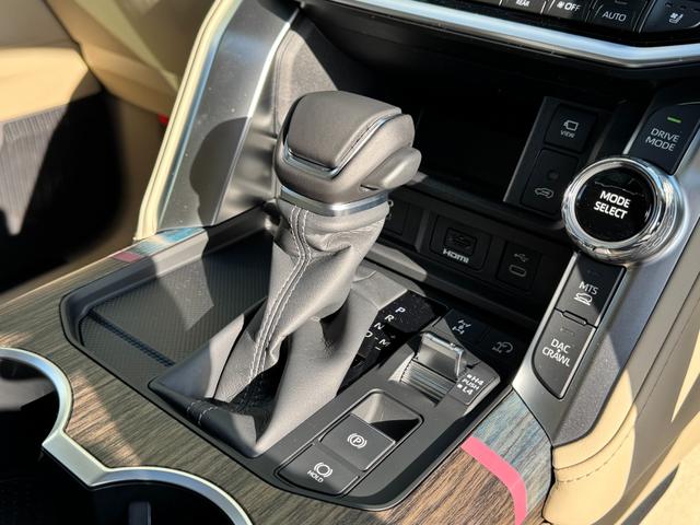 ランドクルーザー ＺＸ　１２．３インチナビ　ＪＢＬサウンド　サンルーフ　リヤエンター　ヒッチメンバー　クールＢＯＸ　電動リヤデフロック　寒冷地仕様　ルーフレール　ベージュ革　パノラミックビュー　ＢＳＭ　パワートランクドア（47枚目）