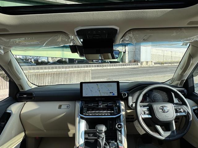 ランドクルーザー ＺＸ　１２．３インチナビ　ＪＢＬサウンド　サンルーフ　リヤエンター　ヒッチメンバー　クールＢＯＸ　電動リヤデフロック　寒冷地仕様　ルーフレール　ベージュ革　パノラミックビュー　ＢＳＭ　パワートランクドア（64枚目）