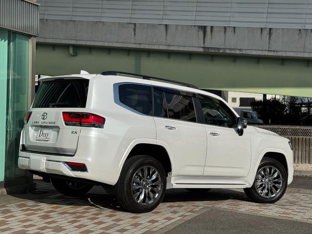 ランドクルーザー ＺＸ　１２．３インチナビ　ＪＢＬサウンド　サンルーフ　リヤエンター　ヒッチメンバー　クールＢＯＸ　電動リヤデフロック　寒冷地仕様　ルーフレール　ベージュ革　パノラミックビュー　ＢＳＭ　パワートランクドア（77枚目）