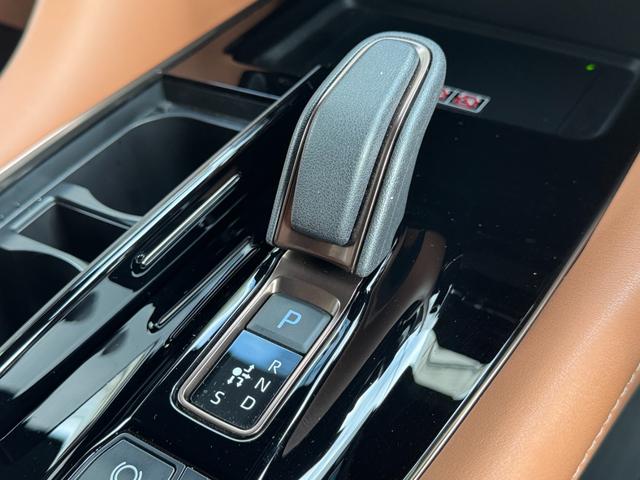 ヴェルファイアハイブリッド Ｚ　プレミア　左右独立式ムーンルーフ　１４インチコネクトナビ　パノラミックビューモニター　　トヨタメームメイト　ＨＵＤ　ＢＳＭ　デジタルミラー　１３．２型後席ディスプレイ　２．０ＥＴＣ　パワートランクドア（11枚目）