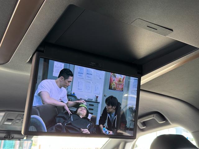 アルファードハイブリッド Ｚ　左右独立ムーンルーフ　トヨタチームメイト　カラーヘッドアップディスプレイ　１３．２型後席ディスプレイ　デジタルインナーミラー　ＢＳＭ　パノマミックビューモニター　アドバンスドパーク　２．０ＥＴＣ（5枚目）