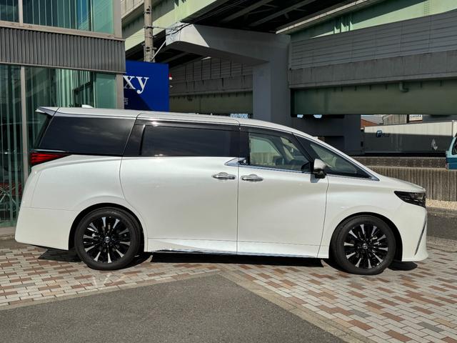 アルファードハイブリッド エグゼクティブラウンジ　メーカーナビ　１４型後席モニター　４ＷＤ　ＪＢＬプレミアムサウンド　左右独立ムーンルーフ　全方位カメラ　トヨタメームメイト　アドバンスドパーク　寒冷地仕様　　デジタルミラー　ユニバーサルステップ（23枚目）