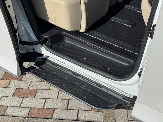 アルファードハイブリッド エグゼクティブラウンジ　メーカーナビ　１４型後席モニター　４ＷＤ　ＪＢＬプレミアムサウンド　左右独立ムーンルーフ　全方位カメラ　トヨタメームメイト　アドバンスドパーク　寒冷地仕様　　デジタルミラー　ユニバーサルステップ（25枚目）