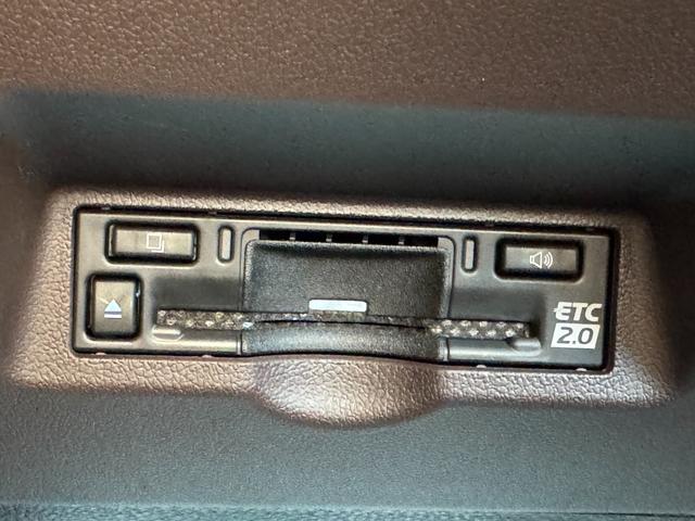 アルファードハイブリッド エグゼクティブラウンジ　メーカーナビ　１４型後席モニター　４ＷＤ　ＪＢＬプレミアムサウンド　左右独立ムーンルーフ　全方位カメラ　トヨタメームメイト　アドバンスドパーク　寒冷地仕様　　デジタルミラー　ユニバーサルステップ（47枚目）