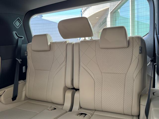 アルファードハイブリッド エグゼクティブラウンジ　メーカーナビ　１４型後席モニター　４ＷＤ　ＪＢＬプレミアムサウンド　左右独立ムーンルーフ　全方位カメラ　トヨタメームメイト　アドバンスドパーク　寒冷地仕様　　デジタルミラー　ユニバーサルステップ（68枚目）