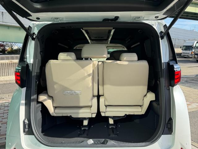 アルファードハイブリッド エグゼクティブラウンジ　メーカーナビ　１４型後席モニター　４ＷＤ　ＪＢＬプレミアムサウンド　左右独立ムーンルーフ　全方位カメラ　トヨタメームメイト　アドバンスドパーク　寒冷地仕様　　デジタルミラー　ユニバーサルステップ（70枚目）