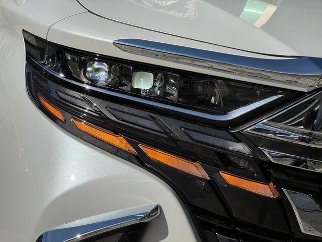 アルファードハイブリッド エグゼクティブラウンジ　モデリスタエアロ　４ＷＤ　メーカーナビ　１４型後席モニター　ＪＢＬプレミアムサウンド　左右独立ムーンルーフ　パノマミックビューモニター　トヨタメームメイト　アドバンスドパーク　寒冷地仕様　　Ｄミラー（12枚目）