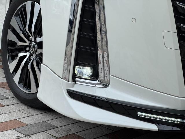 アルファード 　ＴＲＤエアロセット　ツインムーンルーフ　デジタルミラー　純正９インチディスプレイ　ナビキット　バックカメラ　１２．１イインチ後席ディスプレイ　スペアタイヤ　３眼ＬＥＤヘッドライト　ＢＳＭ　ＥＴＣ２．０（20枚目）
