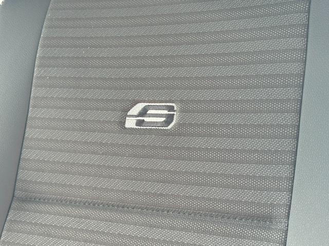 ハイエースバン ロングスーパーＧＬダークプライムＳ　４ＷＤ　デジタルインナーミラー　ＯＰ１５インチＡＷ　寒冷地仕様　両側パワースライドドア　専用ショックアブソーバー　ハーフレザーシート　ＬＥＤヘッド　ＬＥＤフォグ　スカッフプレート　ＡＣ１００Ｖ（13枚目）