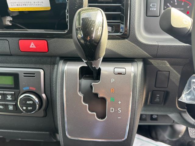 ハイエースバン ロングスーパーＧＬダークプライムＳ　４ＷＤ　デジタルインナーミラー　ＯＰ１５インチＡＷ　寒冷地仕様　両側パワースライドドア　専用ショックアブソーバー　ハーフレザーシート　ＬＥＤヘッド　ＬＥＤフォグ　スカッフプレート　ＡＣ１００Ｖ（42枚目）
