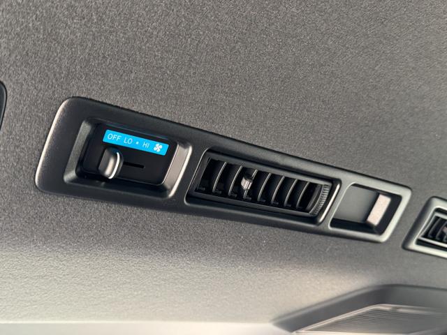 ハイエースバン ロングスーパーＧＬダークプライムＳ　４ＷＤ　デジタルインナーミラー　ＯＰ１５インチＡＷ　寒冷地仕様　両側パワースライドドア　専用ショックアブソーバー　ハーフレザーシート　ＬＥＤヘッド　ＬＥＤフォグ　スカッフプレート　ＡＣ１００Ｖ（54枚目）