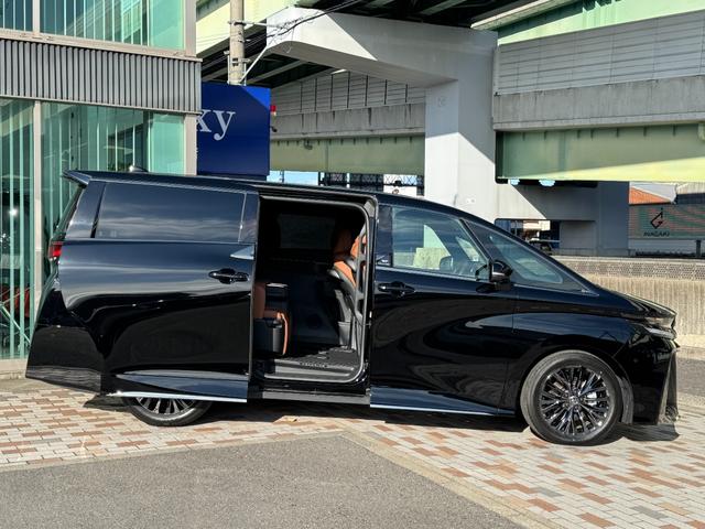 ヴェルファイアハイブリッド Ｚ　プレミア　左右独立式ムーンルーフ　１４インチコネクトナビ　パノラミックビューモニター　　トヨタメームメイト　ＨＵＤ　ＢＳＭ　デジタルミラー　１３．２型後席ディスプレイ　２．０ＥＴＣ　パワートランクドア（19枚目）