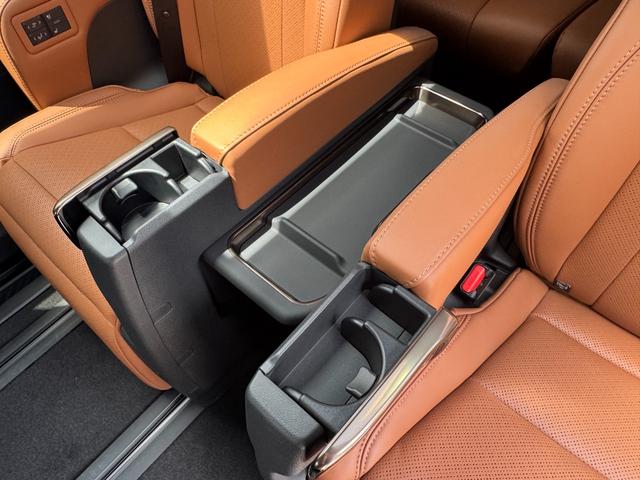 ヴェルファイアハイブリッド Ｚ　プレミア　左右独立式ムーンルーフ　１４インチコネクトナビ　パノラミックビューモニター　　トヨタメームメイト　ＨＵＤ　ＢＳＭ　デジタルミラー　１３．２型後席ディスプレイ　２．０ＥＴＣ　パワートランクドア（63枚目）