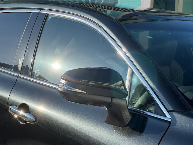 ハリアーハイブリッド Ｚ　レザーパッケージ・ナイトシェード　調光パノラマルーフ　ＪＢＬ　　寒冷地仕様　デジタルインナーミラー　全周囲カメラ　１２．３インチナビゲーション　ヘッドアップカラーディスプレイ　パワーバックドア　ナイトシェード専用１９インチＡＷ（16枚目）