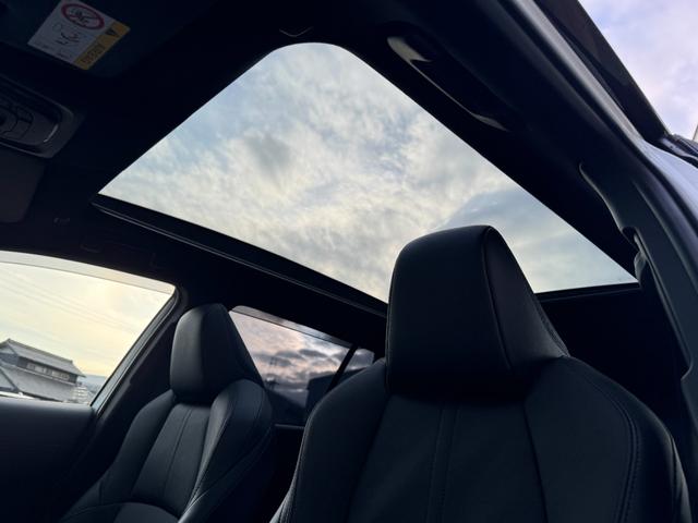 �p�m���}���[�t����������邱�ƂŃ��[�t�S�̂��������ꖇ�K���X�̂悤�Ɏd�オ�邽�߁A���炩�Ńt���b�g�ȃV���G�b�g�ɁB���𔽎˂���K���X�f�ނ��A�N�[�y�r�t�u�炵���X�^�C���b�V���ȃt�H����������ɍۗ����܂�