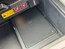 車内でスマートフォンやタブレットなどの携帯端末を手軽に充電できる便利な装備☆運転中でもケーブルをつなぐだけで充電が可能なため、バッテリー切れの心配が減り、ナビアプリや音楽再生を安心して利用できます☆