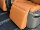 オットマンは足を伸ばしてくつろげることで、長時間のドライブでも疲労を大幅に軽減!特に後席での快適性が向上し、自宅のリビングのような上質なリラックス空間を実現。まるでファーストクラスのような座り心地に!