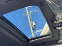解放感溢れるサンルーフ付き☆車内には太陽の穏やかな光が差し込みます。サンルーフがあると車内が広々と感じます。