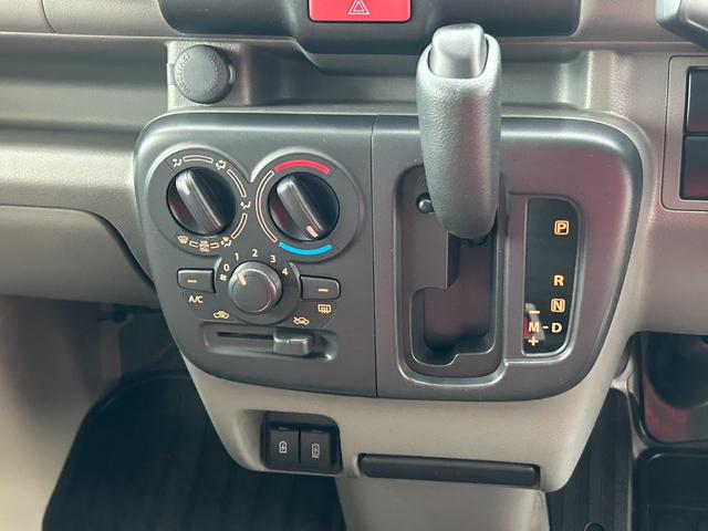ＮＶ１００クリッパーバン 　アップル１年保証付　ワンオーナー　バイザー　ＡＵＴＯライト　フォグライト　ＵＳＢ電源ソケット　ゴムマット　ハイルーフ　車検９年１月まで　ディーラー記録簿　純正オーディーオ（16枚目）
