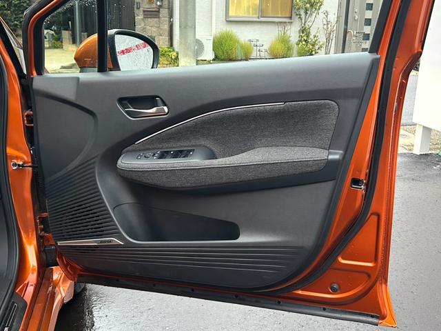 オーラ Ｇ　ＦＯＵＲ　レザーエディション　アップル１年保証付　ワンオーナー　禁煙車　ＢＯＳＥサウンド　純正９インチナビ　フルセグＴＶ　レザーシート　シートヒーター　ワイヤレス充電　アラウンドビュー　ＢＳＭ　全方位運転支援システム　ＥＴＣ（35枚目）