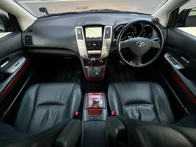 ハリアー ２４０Ｇ　Ｌパッケージ　ワンオーナー　禁煙車　ＨＩＤヘッドライト　メーカーナビ　バックモニター　ブラックレザーシート　ＥＴＣ　前席パワーシート　シートヒーター　コーナーセンサー　木目パネル　ドラレコ　ステアリングＳＷ（8枚目）