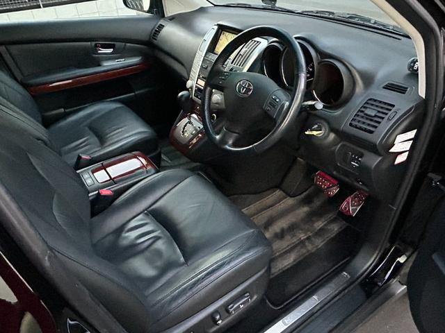 ハリアー ２４０Ｇ　Ｌパッケージ　ワンオーナー　禁煙車　ＨＩＤヘッドライト　メーカーナビ　バックモニター　ブラックレザーシート　ＥＴＣ　前席パワーシート　シートヒーター　コーナーセンサー　木目パネル　ドラレコ　ステアリングＳＷ（9枚目）